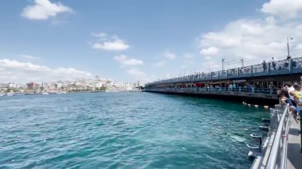 イスタンブールのガラタ橋の下を歩く多くの人々 — ストック動画