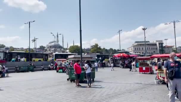 Dav Lidí Potloukajících Poblíž Mešity Eminn Yeni Istanbulu — Stock video