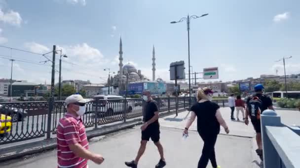 大流行病期间 许多人在伊斯坦布尔的桥上行走 — 图库视频影像
