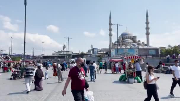 Crowd People Hanging Out Nearby Eminn Yeni Mosque Istanbul — Stock Video