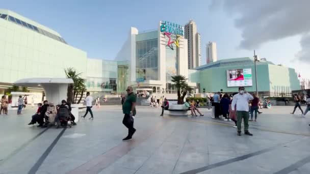 Människor Som Hänger Bredvid Cevahir Avm Köpcentrum Istanbul — Stockvideo
