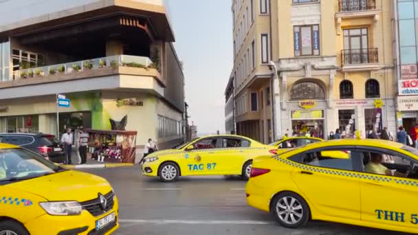 Taxis Turcs Jaunes Autres Voitures Conduisant Côté Place Taksim — Video