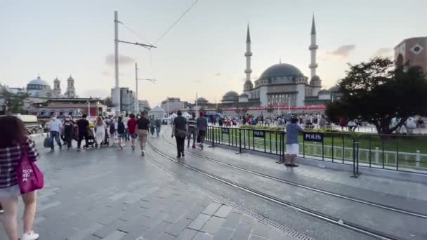 Passanten Der Nähe Der Taksim Moschee Istanbul — Stockvideo