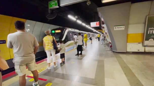 Wenige Menschen Warten Darauf Dass Die Bahn Istanbul Hält — Stockvideo