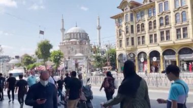 İstanbul 'da Laleli Camii yakınlarında yürüyen insanlar