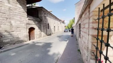 İstanbul 'da dar bir yoldan geçen BMW arabası 