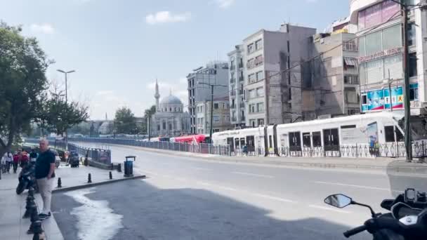 Straßenbahn Fährt Der Laleli Moschee Istanbul Vorbei — Stockvideo