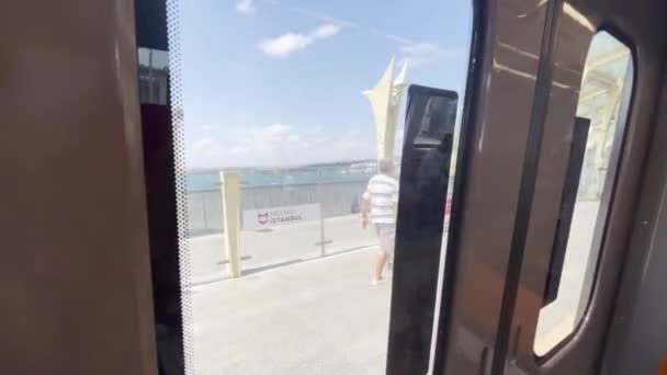 トラムウェイはイスタンブールでドアが閉まった後に駅を出る — ストック動画