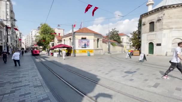 红色的旧电车驶过伊斯坦布尔的一条街道 — 图库视频影像