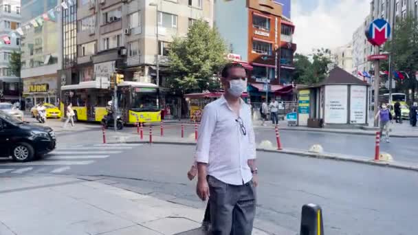 Emberek Sétálnak Isztambul Utcáin — Stock videók