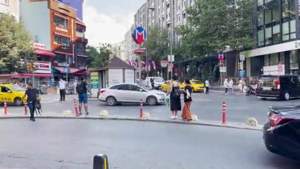 Orang Orang Berjalan Luar Jalan Jalan Istanbul — Stok Video