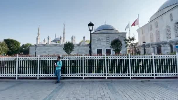 Молодой Человек Опирающийся Металлический Забор Мечети Аясофья Стамбуле — стоковое видео