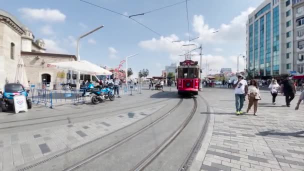 Tranvía Rojo Que Pasa Por Una Zona Peatonal Estambul — Vídeo de stock