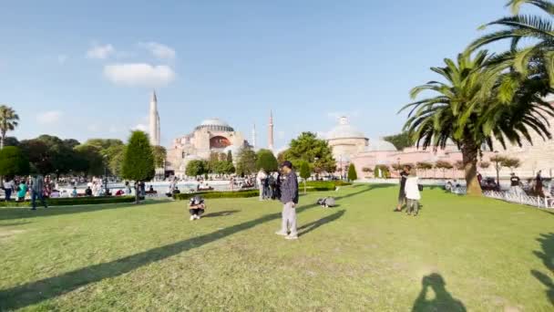 Mensen Hangen Rond Tuin Van Ayasofya Moskee Istanbul — Stockvideo