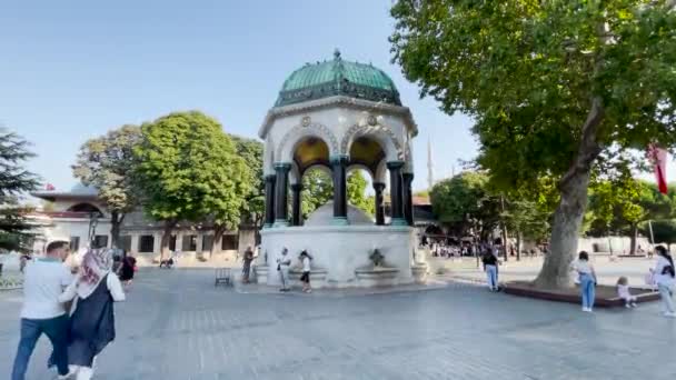 伊斯坦布尔的德国喷泉周围到处都是人 — 图库视频影像