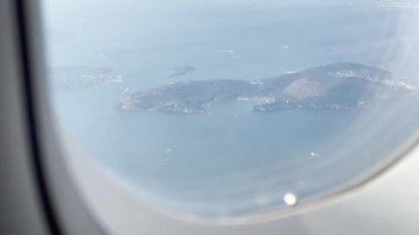Bir uçak penceresinden gökyüzü manzarası