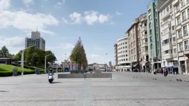 İstanbul 'daki Taksim Gezi Parkı' nda polis arabası ve motosiklet sürücüsü