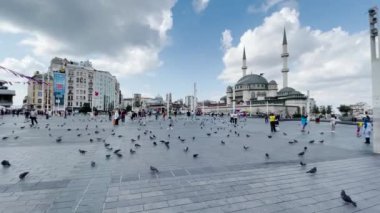İstanbul 'da Taksim Camii yakınlarında yürüyen insanlar