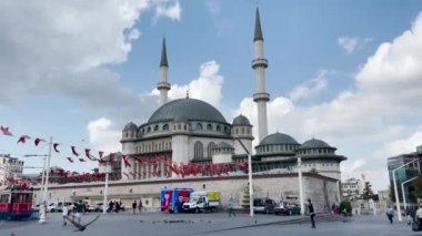 İstanbul 'da Taksim Camii yakınlarında yürüyen insanlar