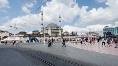 İstanbul 'da Taksim Camii yakınlarında yürüyen insanlar