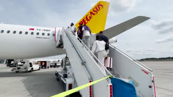 Människor Ombord Ett Flygplan Charleroi Flygplats Bryssel — Stockvideo