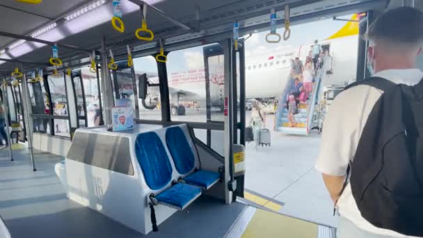 Pessoas Entrando Ônibus Aeroporto Istambul Sabiha Gokcen International Airport — Vídeo de Stock