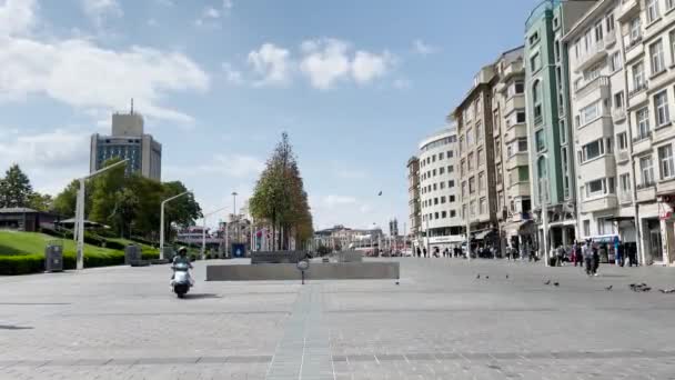 Αστυνομικό Αυτοκίνητο Και Ένα Αυτοκίνητο Μοτοσικλέτας Στο Πάρκο Taksim Gezi — Αρχείο Βίντεο
