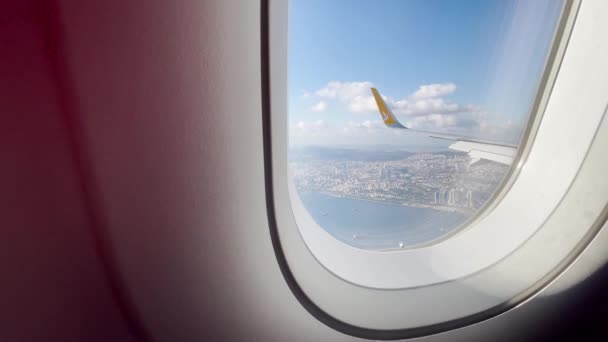 Luftaufnahme Aus Einem Flugzeugfenster Über Istanbul — Stockvideo