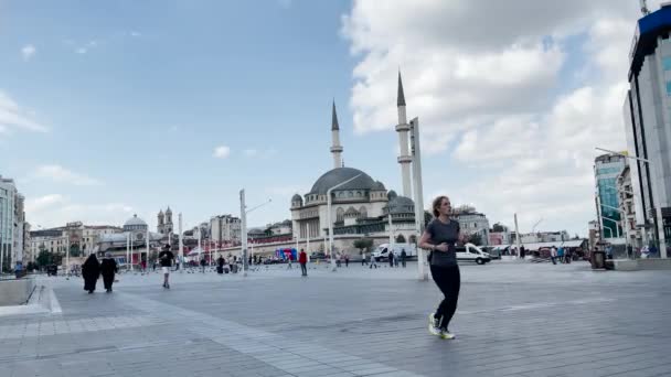 Közelben Sétáló Emberek Taksim Mecset Isztambulban — Stock videók