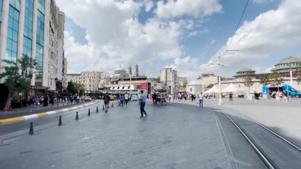 Passanten Der Nähe Der Taksim Moschee Istanbul — Stockvideo