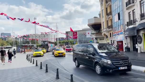 Folk Går Trottoaren Med Gula Taxibilar Drive — Stockvideo