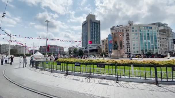 Les Gens Marchent Proximité Monument Indépendance Sur Place Taksim Istanbul — Video