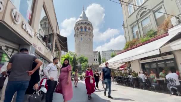 Mensen Wandelen Buurt Van Galata Tower Oude Binnenstad Van Istanbul — Stockvideo