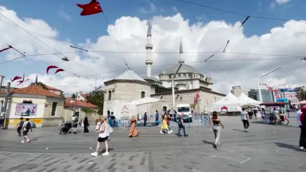 Masjid Nuruosmaniye Istanbul Dengan Beberapa Orang Berkeliaran Sekitar — Stok Video