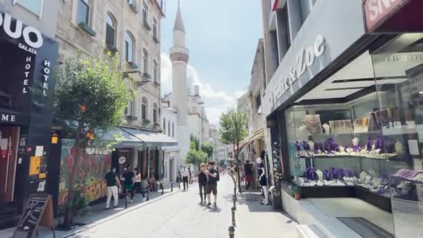 Множество Людей Бродят Улицам Стамбула — стоковое видео