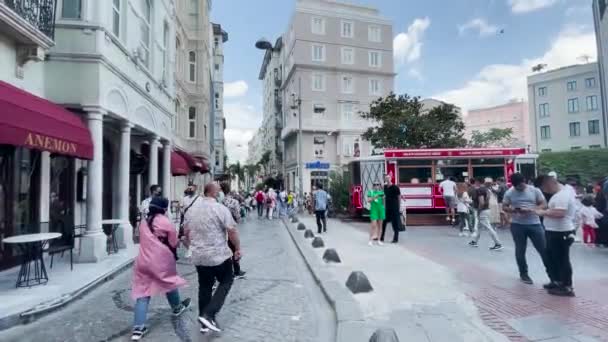 Menschen Hängen Der Nähe Des Ticketschalters Des Galata Tower Istanbul — Stockvideo