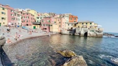 İtalya 'nın Boccadasse bölgesinde güneşlenen bir sürü insan var.