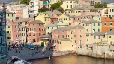 İtalya 'nın Boccadasse bölgesinde güneşlenen bir sürü insan var.