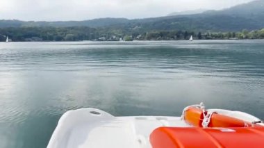 İtalya 'da Parco Naturale dei Laghi' de küçük bir tekne.