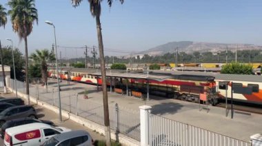 Eski trenler ana ONCF tren istasyonunda.
