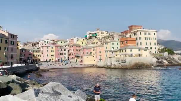 在意大利Boccadasse区附近海岸钓鱼的孩子 — 图库视频影像
