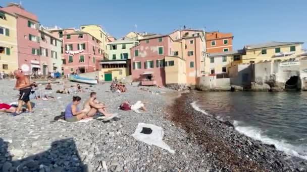 Massor Människor Som Solar Stranden Boccadasse Distriktet Italien — Stockvideo