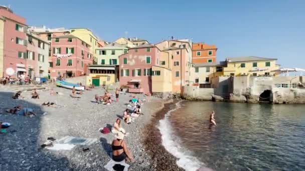 Massor Människor Som Solar Stranden Boccadasse Distriktet Italien — Stockvideo
