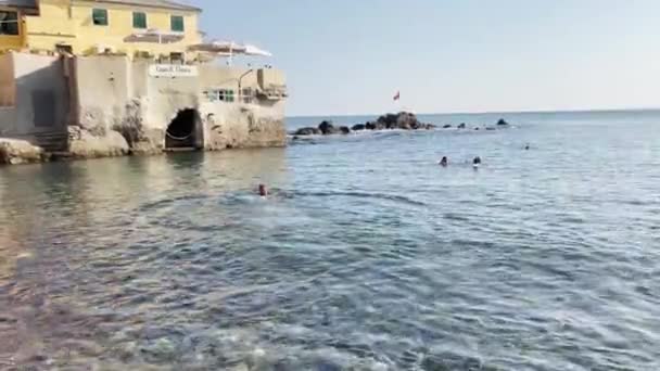 Dzielnica Boccadasse Kilkoma Osobami Pływającymi Plaży Pobliżu — Wideo stockowe