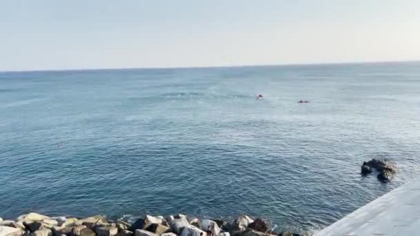 ボカダッサ地区のビーチを見下ろす小さな漁船が水の上に駐車 — ストック動画