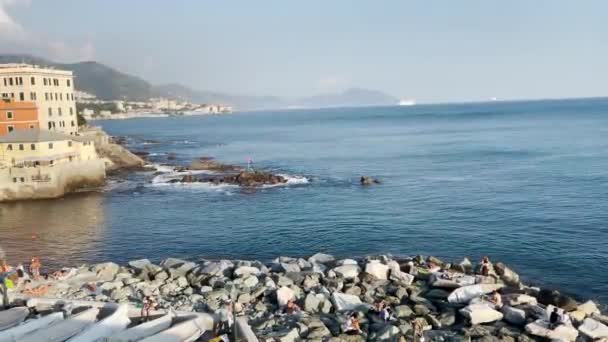 Vista Aérea Sobre Playa Del Distrito Boccadassa Con Pequeños Barcos — Vídeos de Stock