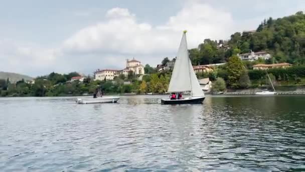 Dos Barcos Navegan Lago Del Parco Naturale Dei Laghi Italia — Vídeos de Stock