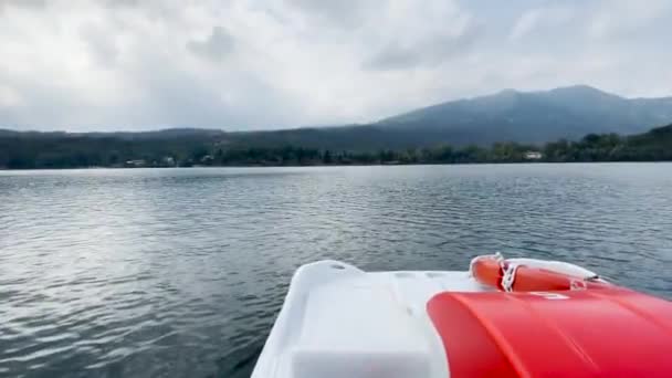 Barco Pequeño Navegando Parco Naturale Dei Laghi Italia — Vídeos de Stock
