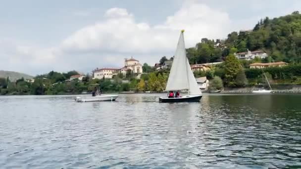 Two Boats Sail Lake Parco Naturale Dei Laghi Italy — Stock Video