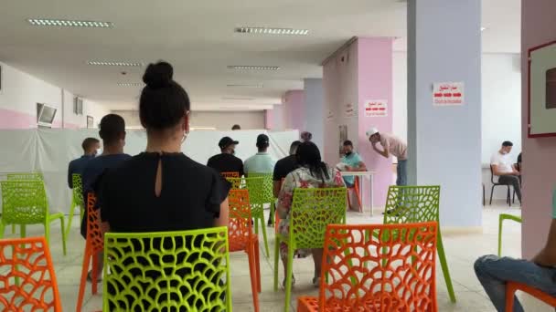 Pessoas Marroquinas Esperando Sua Vez Ser Vacinado Contra Covid — Vídeo de Stock